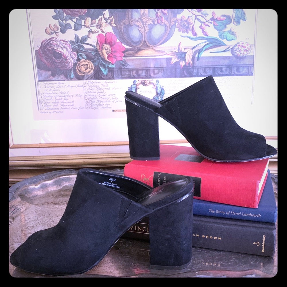 🐝Super cute and comfortable xappeal black velvet.